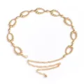 Primer plano de cadena de cintura de metal dorado con anillos texturizados y detalles de cadena fina. - Dorado
