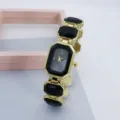 Damenmode Quarzuhr mit Goldgehäuse, schwarzem Edelsteinarmband und eleganten Zifferblattdetails. - Schwarz