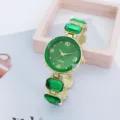 Elegante groene kristalen quartz horloge met gouden band voor dames, modieuze sieraden. - Groen