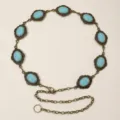 Détail de la ceinture chaîne en métal turquoise vintage avec maillons floraux et anneau. - Style Fleurs Gravées Turquoise Blanche Bronze Antique (17)