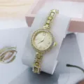 Prachtige gouden dames quartz horloge met strass steentjes en elegante kettingband. - Goud