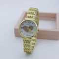 Detailansicht der goldenen Damenuhr mit pinkem Herz-Zifferblatt und schickem Metallarmband. - Herzförmig Rosa / Gold