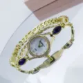 Montre quartz femme dorée avec strass et pierres violettes. Gros plan bracelet bijou fantaisie. - Violet