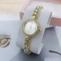 Gouden dames kwartshorloge met strass, witte wijzerplaat en fonkelende kristallen armband. - Wit