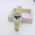 Damen Quarzuhr mit Metallarmband und Herz Zifferblatt Detail. Elegante goldene Modeuhr. - Herz Schwarz / Gold