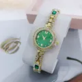 Gedetailleerd overzicht van een dames kwartshorloge met groene wijzerplaat en strass. - Groen