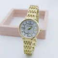 Close-up detail van gouden dames quartz horloge met strass klaverblad wijzerplaat. - Klaver (3305-9) / Wit