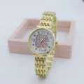 Gouden quartz horloge detail, fonkelende strass klaverblad wijzerplaat, fijne armband. - Klaver (3305-9) / Rood