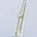 Detailansicht des goldenen Strass-Quarzuhr- und Armband-Sets auf der Displaykarte. - Weiß
