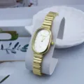 Elegant gouden ovaal quartz horloge voor dames met stijlvolle schakelarmband en witte wijzerplaat. - Wit