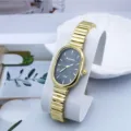 Detailopname van het elegante ovale quartz dameshorloge met een gouden metalen horlogeband. - Zwart