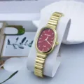 Vista detallada de un elegante reloj de cuarzo para mujer con esfera ovalada roja. - Rojo