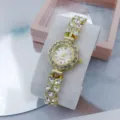 Close-up detail van gouden strass quartz horloge met vlinder bloem schakelarmband. - Goud Wit