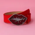 Cinturón rojo de estilo punk para mujer con una hebilla metálica de labios. - Labios Rojos