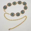 Detalle de cadena de cintura dorada estilo bohemio con eslabones de flores turquesas. - Estilo Turquesa Redonda Hueca / Blanco lechoso