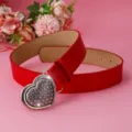 Cinturón rojo de mujer de piel sintética con hebilla de corazón con pedrería brillante. - Corazón de Plata