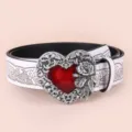 Cinturón de corazón grabado retro americano con hebilla de aleación metálica y cuero PU blanco. - 105cm / Blanco