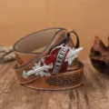 Cintura de cuero PU estilo retro punk con hebilla metal daga a través del corazón - Marrón Oscuro / 100cm