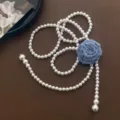 Elegante cadena de cintura de perlas con detalle de flor de rosa de tela azul chic. - Estilo Flor Azul Cadena de Perlas / Blanco