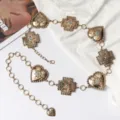 Cadena de cintura de metal boho vintage con dijes de cruz y corazon y detalles de turquesa. - Dorado