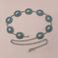Gros plan détaillé sur une ceinture de taille en métal argenté vintage avec pierres turquoise. - Style Disque Turquoise Argent (19)