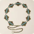 Gros plan sur les details de la chaine de taille en metal avec des pierres turquoise. - Style Argent Antique Turquoise Bleue (22) / 110cm