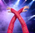 Rote Strass Netz Armstulpen lange glitzernde Handschuhe fuer Abendparty und Auftritt - Finger-Loop-Stil / Rot