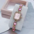 Elegante rechteckige Damenuhr mit Quarzwerk, rosa Kristallarmband und funkelnden Strasssteinen. - Roségold-Rosa