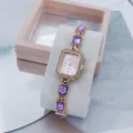 Detailansicht der eleganten Strass Quadrat Quarz Damen Uhr mit lila Kristall Armband. - Roségold Lila