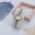 Gedetailleerd overzicht dames strass kwartshorloge met hart armband ketting en elegante wijzerplaat. - Roségoud Wit