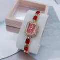 Elegante Damen-Quarzuhr mit rotem, quadratischem Strass-Zifferblatt und funkelndem Kristallarmband. - Roségold Rot Zifferblatt