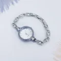 Elegante Strass Damen Quarz Uhr Detailaufnahme mit filigranem Armbandkettendesign - Silber