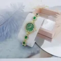 Detail van dames vintage groene steen quartz horloge, luxe strass ketting armband. - Groen