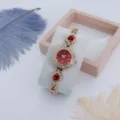 Detail van luxe dames quartz horloge met rode hart armband en schitterende strass bezel. - Roségoud Rood Wijzerplaat