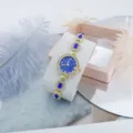 Gedetailleerd overzicht van dames quartz horloge met blauwe stenen en strass, elegant. - Blauw