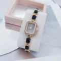Detailansicht einer modischen Damen-Quartzuhr mit quadratischem Zifferblatt und Zirkoniasteinen. - Roségold Schwarz