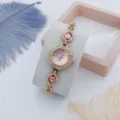 Detailopname van vrouwen luxe quartz horloge met strass wijzerplaat en roze kristallen hartarmband. - Roségoud roze