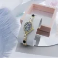Elegante reloj de cuarzo para mujer con esfera negra ovalada y pulsera brillante. - Negro