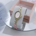Elegante reloj de cuarzo para mujer con esfera rosa ovalada, diamantes de imitación y pulsera. - Rosa