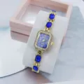 Elegante goldene Quarzdamenuhr mit blauem Kristall-Quadratzifferblatt und Edelsteinarmband. - Gold Blau