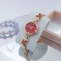 Dames quartz horloge met rode wijzerplaat, gouden kettingarmband en sprankelende kristallen vlinders. - Roségoud Rood Wijzerplaat