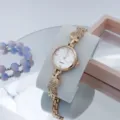 Gedetailleerd overzicht van roségouden dames strass vlinder quartz horloge detail - Roségoud Wit