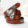 Elegante cinturón de cuero marrón vintage con hermosas decoraciones metálicas de corazón. - 100cm / Tostado