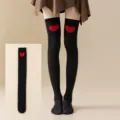 Schwarze Overknee-Strümpfe mit rotem Herz-Motiv, ideal für JK-Stil und Lolita-Outfits. - Schwarz mit großen Herzen