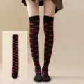 Nahaufnahme von schwarzen Overknee-Socken mit durchgehendem roten Lippen-Druckmuster. - Schwarze Basis Kleine Rote Lippen