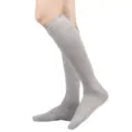 Graue Kniestreifensocken im Detail, geripptes Strickdesign für Alltag und JK-Stil. - Hellgrau Gestreift