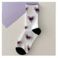 Weisse Wadenstruempfe mit lila schmelzendem Herzmuster, stilvolle Freizeitsocken fuer Damen. - Weiß Lila Schmelzendes Herz Schwarz Kontrast Stil (06)