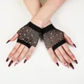 Nahaufnahme Detailansicht schwarzer Netz-Fingerlos-Handschuhe mit funkelnden Strasssteinen. - Halbfinger Kurzer Stil (Strass) / Schwarz