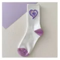 Nahaufnahme von weißen Mittelsocken mit lila Farbverlauf-Herzmuster und lila Akzenten. - Weiß Lila Verlauf Herz Stil (05)