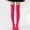 Rosa Overknees Socken, lange Kniestruempfe fuer Damen im Alltag im Detail gezeigt. - Einfarbig Rosarot
